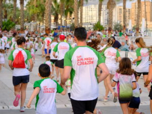 Corredores participando en la carrera solidaria en Málaga organizada por Banco Mediolanum y Fundación Olivares, junio 2025