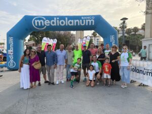 Niños y familias atendidas por la Fundación Olivares celebran la llegada a meta en la carrera solidaria en Málaga con Banco Mediolanum, junio 2025